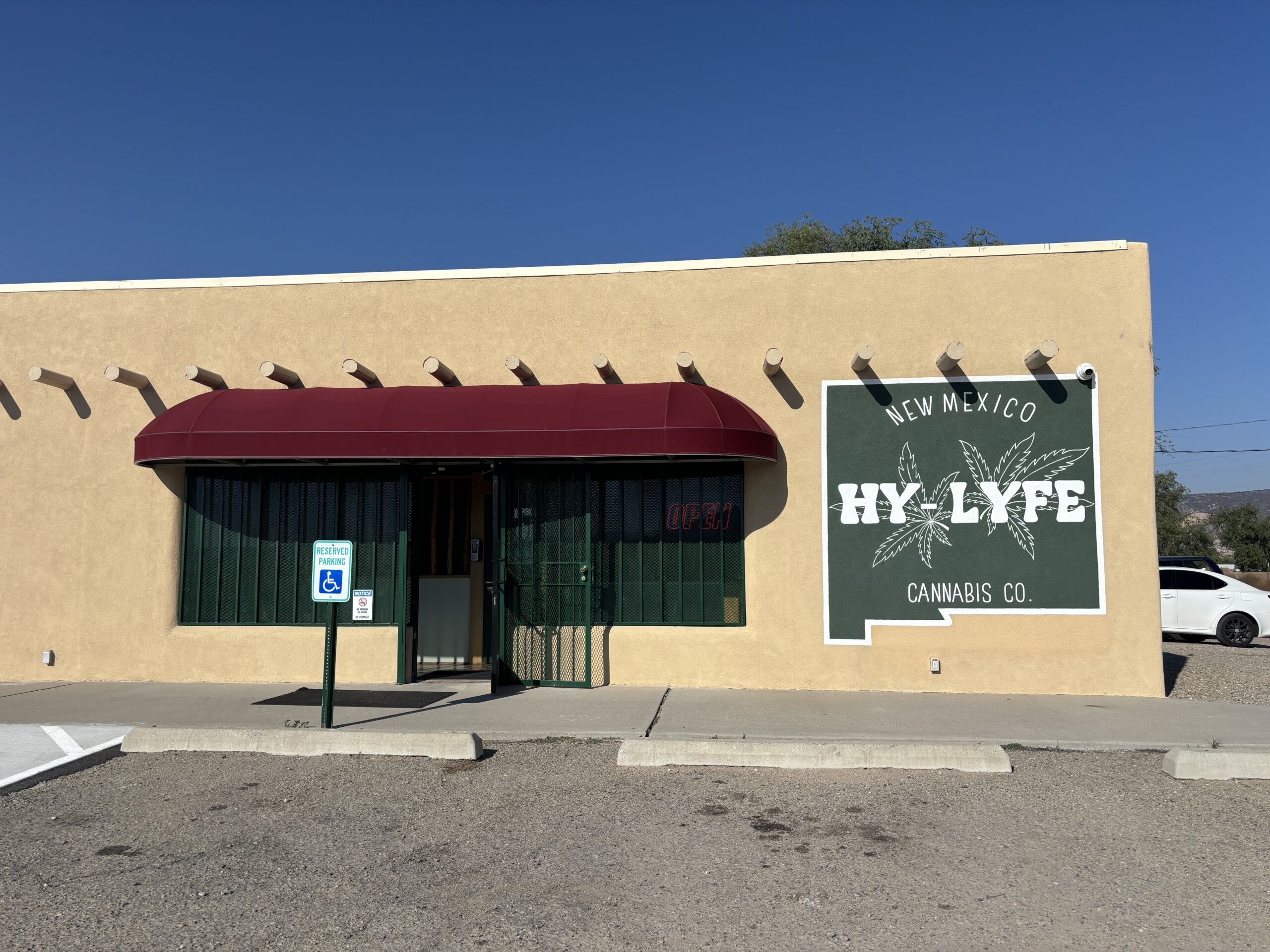 IMG_0858 NM HyLyfe dispensary storefront on NM-68 in Alcalde, New Mexico